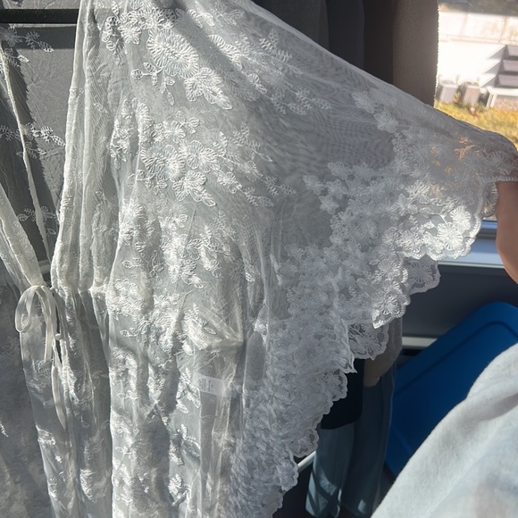 Lulu’s lace coverup - Picture 3 of 4